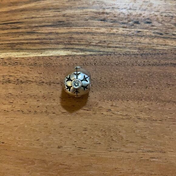 Pandora snowflake charm - Picture 3 of 4